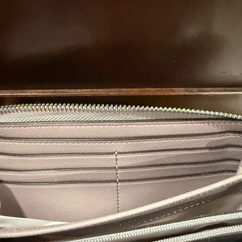 *PRE-OWNED* Kate Spade Wilson Road Wallet in Taupe - Picture 8 of 10